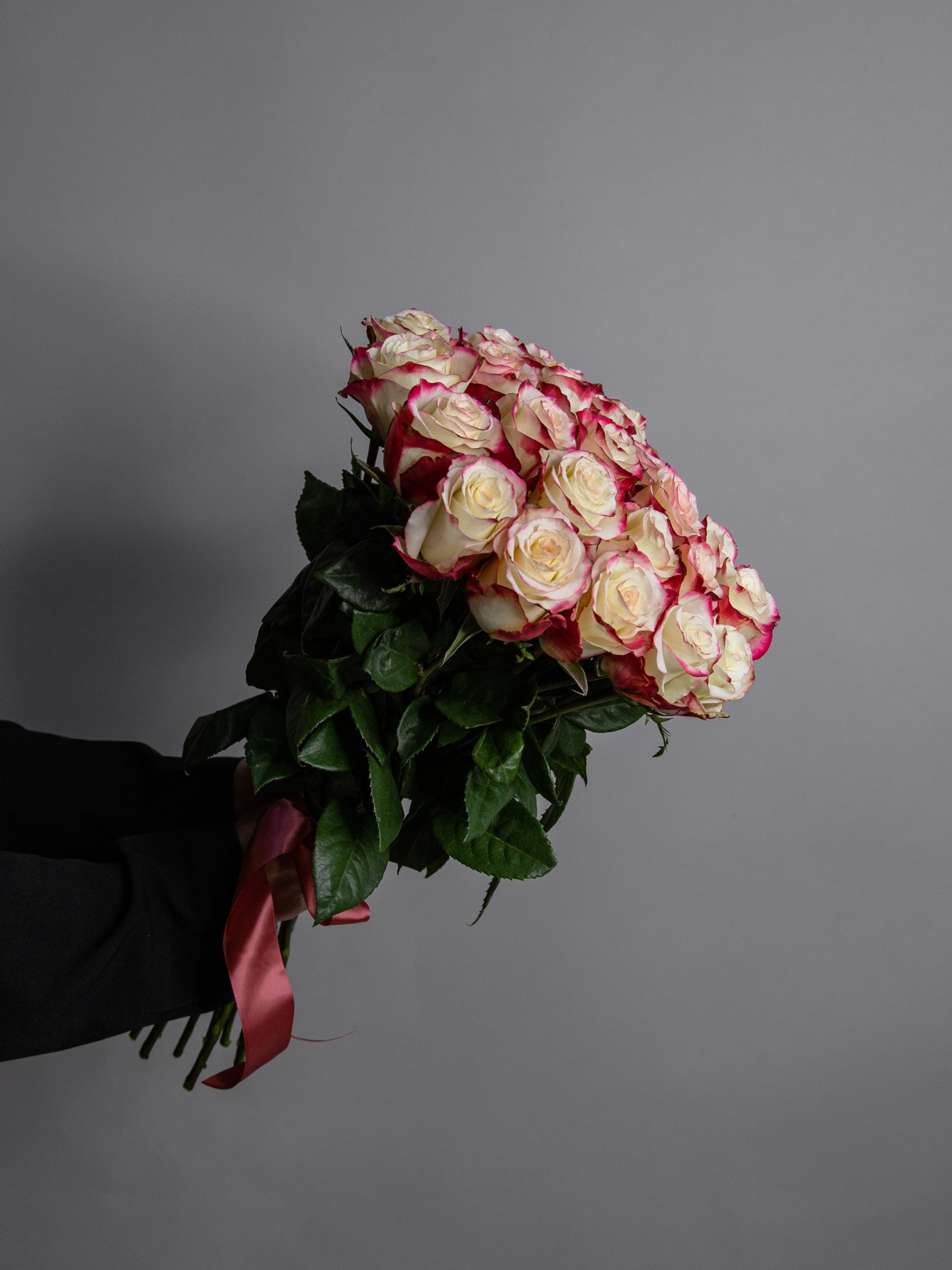 Букет из 25 роз сорта Sweetness 60 см